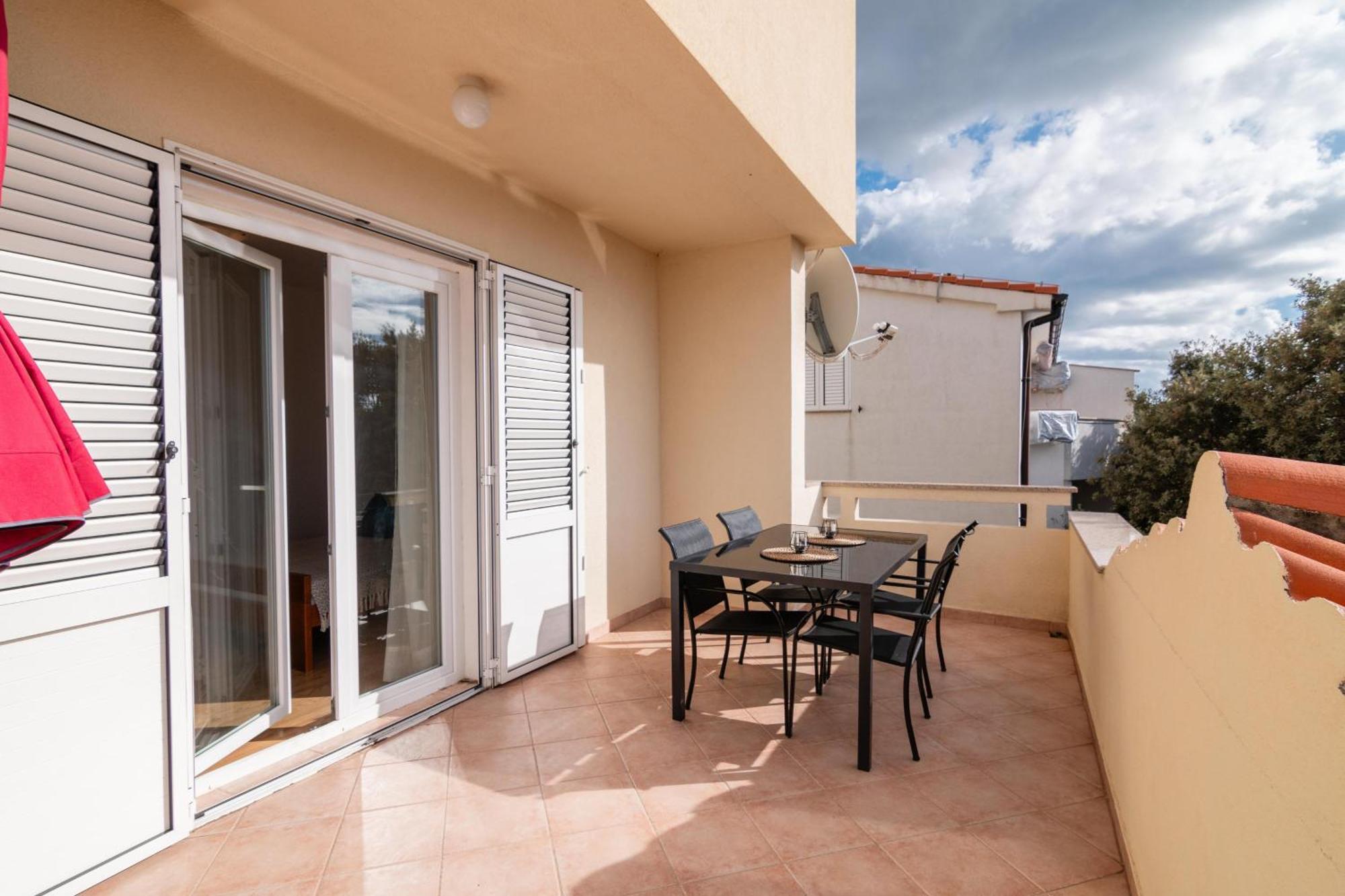Apartments With A Parking Space Mandre, Pag - 18748 Kolan Exterior foto